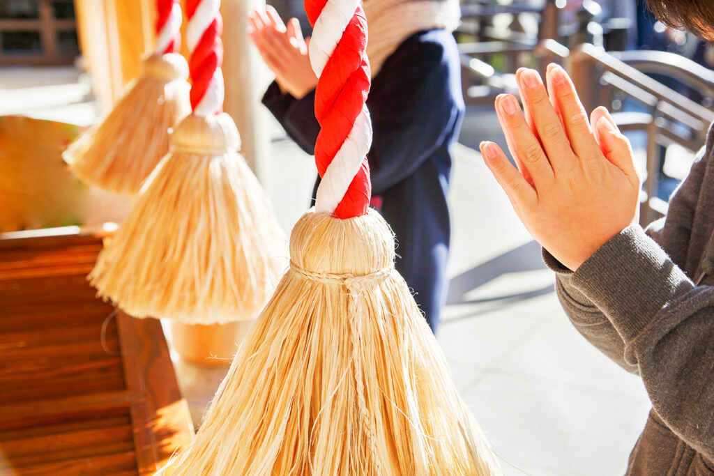 People who worship at temples in the New Year